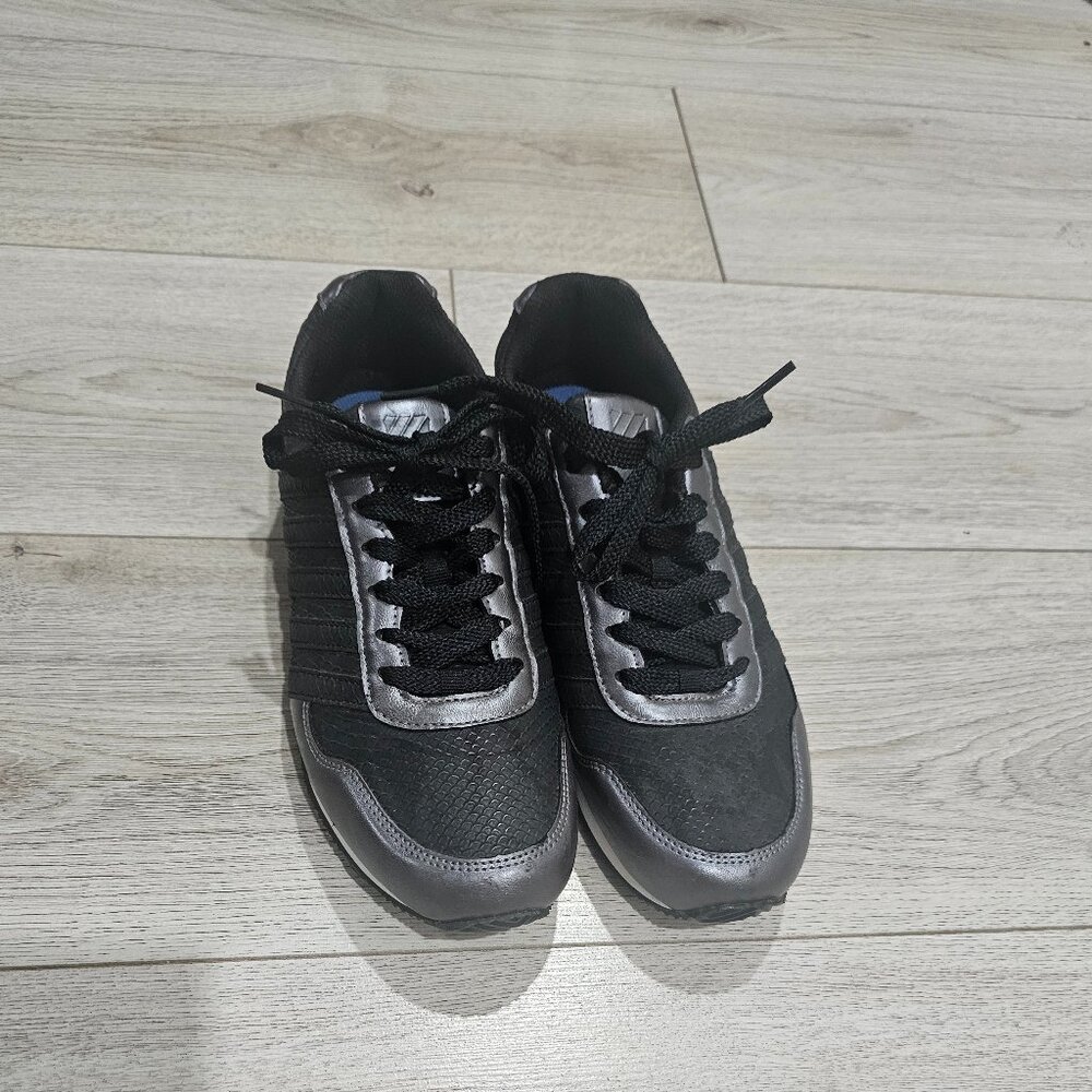 KSWISS women runners Color Black and Gray  Size 40